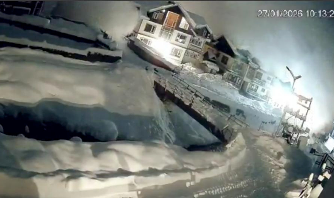 La avalancha en Sonamarg quedó registrada por cámaras y se volvió viral en redes.
