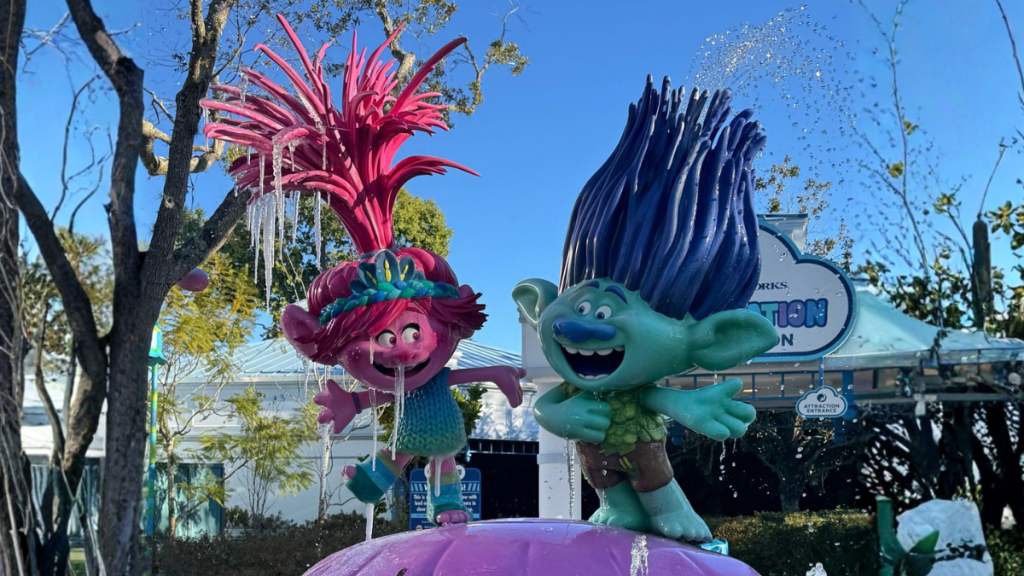 El frío inusual en Orlando dejó imágenes de hielo en áreas externas de parques temáticos y ajustes por seguridad.