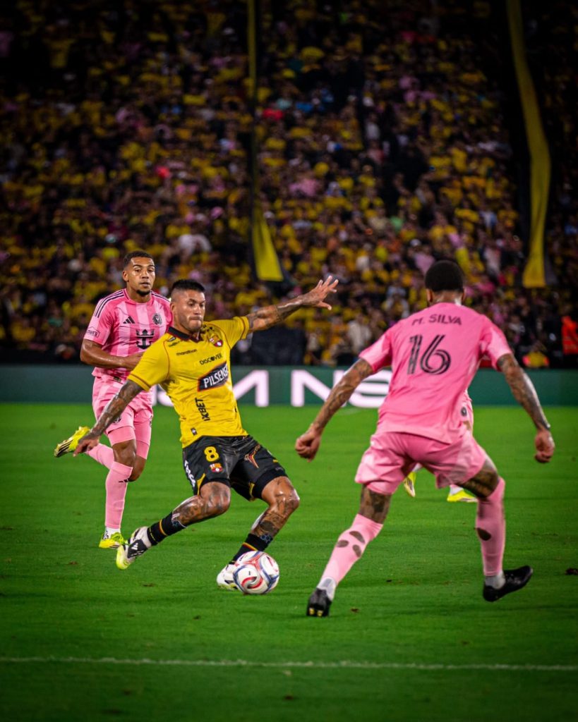 El encuentro arrancó con una fase de estudio, donde ambos bandos evitaron arriesgar el balón innecesariamente.