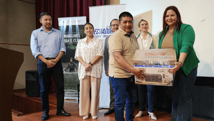 El Ministerio de Ambiente y Energía entregó 42 laptops e impresoras a organizaciones custodias del manglar en Guayas y Santa Elena, como parte del proyecto Manglares para el Clima.