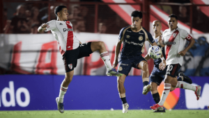 Kendry Páez sumó sus primeros minutos oficiales con River Plate en la caída 1-0 frente a Argentinos Juniors.