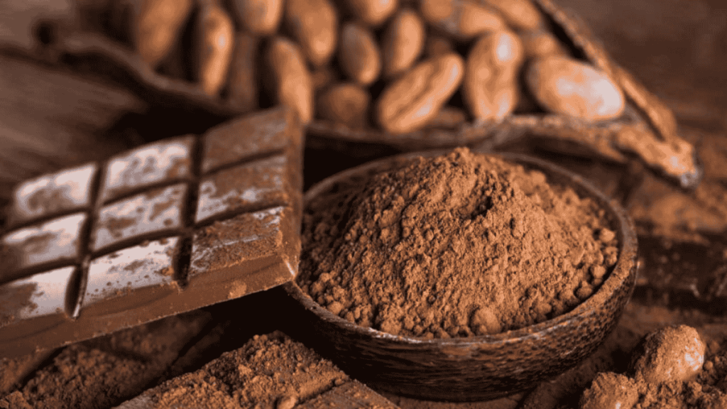 Una porción de 10–20 g de chocolate ≥70% puede encajar a diario.
