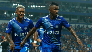 Miller Bolaños aceptó bajar su salario en un 25% para continuar en Emelec, mientras persisten diferencias contractuales con la nueva directiva del Bombillo.