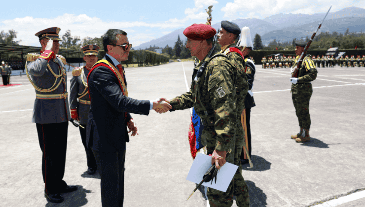 El presidente Daniel Noboa encabezó la ceremonia por los 197 años del Ejército Ecuatoriano y la Batalla de Tarqui, y ratificó el respaldo del Gobierno a las Fuerzas Armadas.