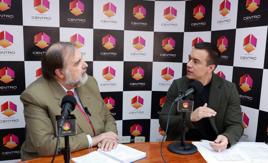 Daniel Noboa detalló en Radio Centro Quito los avances en vivienda, vialidad y economía durante el Año de la Construcción, y defendió la tasa de seguridad aplicada a Colombia.