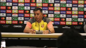 Barcelona enfrentará a Botafogo por la fase 3 de la Copa Libertadores. César Farías analizó el momento del equipo y aseguró que el objetivo es avanzar a la fase de grupos.