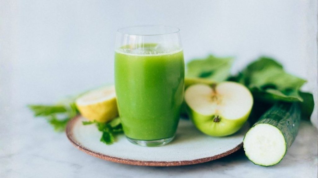 Ingredientes como el apio y el pepino ayudan a eliminar líquidos retenidos y a desinflamar el cuerpo.