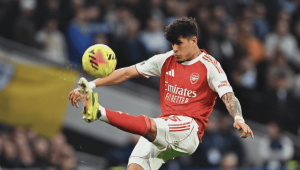 Arsenal de Piero Hincapié venció 1-0 a Brighton con gol de Bukayo Saka y se mantiene líder de la Premier League.