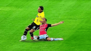 LigaPro sancionó con cinco partidos al futbolista Mateo Maccari tras la falta que provocó la lesión de Johan García, jugador de Barcelona.