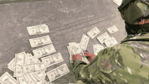 Un operativo conjunto del Ejército Ecuatoriano y la Policía Nacional del Ecuador permitió desarticular una presunta red de venta de dinero falso en Riobamba.