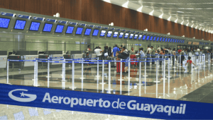 El Ministerio de Infraestructura y Transporte informó que pasajeros y personal aeroportuario podrán movilizarse hacia el aeropuerto de Guayaquil durante el toque de queda para garantizar los vuelos internacionales.