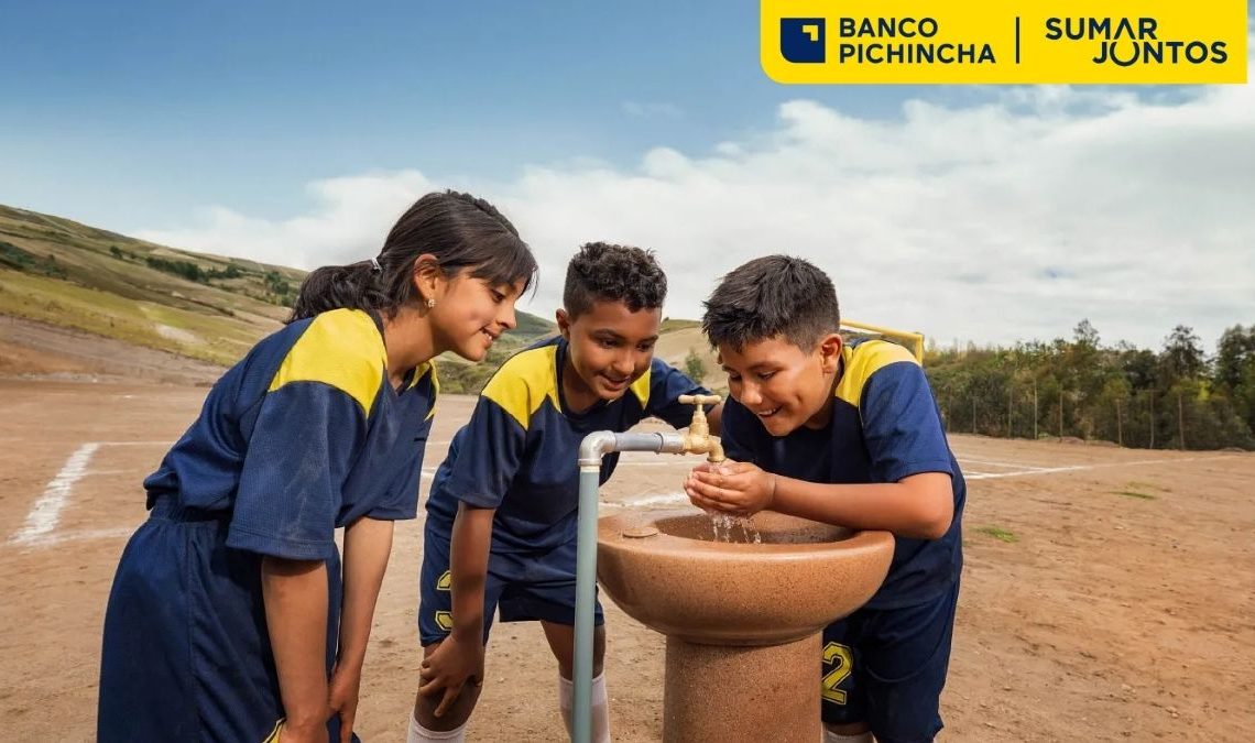 Sumar Juntos, de Banco Pichincha, impulsa sistemas de agua potable que mejoran la vida de comunidades rurales en Ecuador.