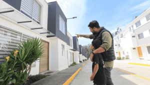 Daniel Noboa entregó viviendas en Cuenca mediante el programa Tu Casa Miti Miti, que ofrece créditos hipotecarios con tasas preferenciales.