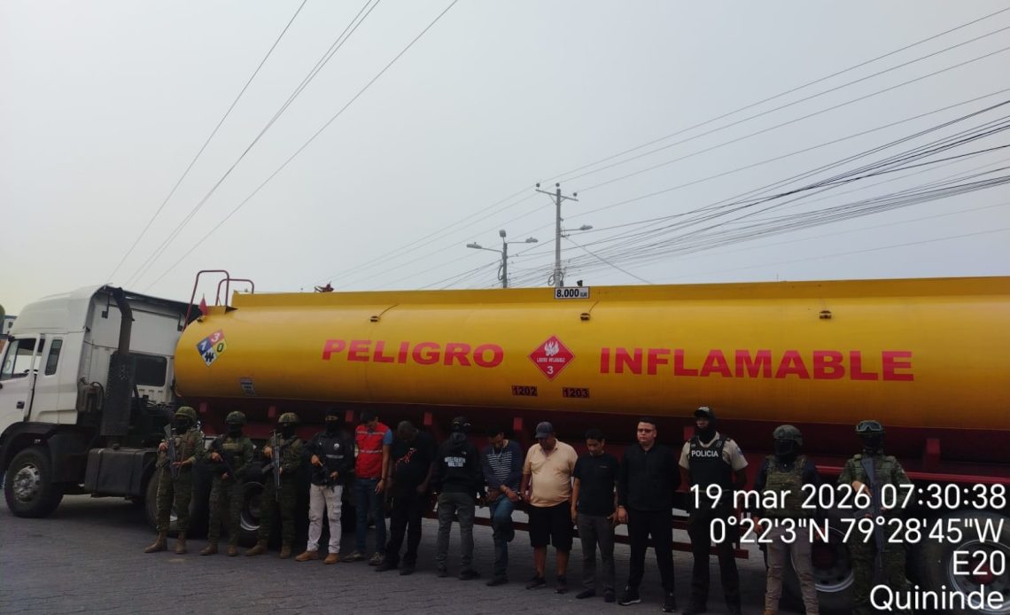 Operativo en Quinindé deja 45.000 galones de gasolina incautados y seis detenidos por robo de combustible en Esmeraldas.