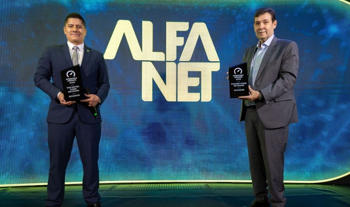 En la foto el señor Juan Carlos Gualotuña, CEO de Alfanet, recibiendo el reconocimiento.