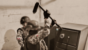 Fiscalía y Policía hallan dinero en efectivo sin justificar dentro de una caja fuerte en el norte de Quito durante operativo antinarcóticos.