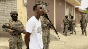 Alias “Pan Quemado”, presunto líder de Los Lobos en Posorja, fue detenido junto a un menor durante un operativo militar.