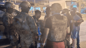 El Ejército Ecuatoriano aprehendió en Lago Agrio a alias “Cholú”, presunto cabecilla de Los Lobos y objetivo de alto valor vinculado a varios delitos.