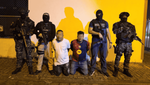 La Policía Nacional detuvo a dos sujetos en Quevedo, vinculados a asesinatos, extorsión y otros delitos, durante el operativo Cero Impunidad.