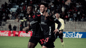 LDU Quito venció 0-1 a Always Ready en Bolivia con un gol en el final. El equipo albo inicia con victoria en la Copa Libertadores 2026.