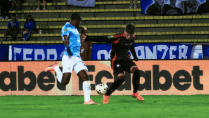 Universidad Católica y Emelec igualaron 1-1 en el estadio Olímpico Atahualpa por la LigaPro. Ambos equipos sumaron en un partido reprogramado.