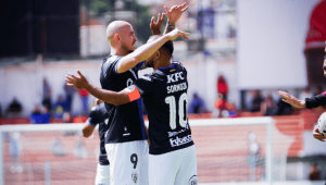 Independiente del Valle venció 3-2 a Deportivo Cuenca con una remontada en siete minutos y recuperó el liderato de la LigaPro.