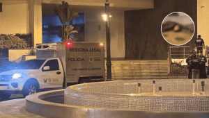 Alias “Frenillo”, presunto cabecilla criminal, murió al caer de un edificio en Puerto Santa Ana, Guayaquil, durante un operativo policial.