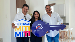 El Viceministro de Vivienda y la Cámara de la Construcción de Guayaquil entregan una nueva propiedad en la urbanización Savali mediante el programa MITI MITI.