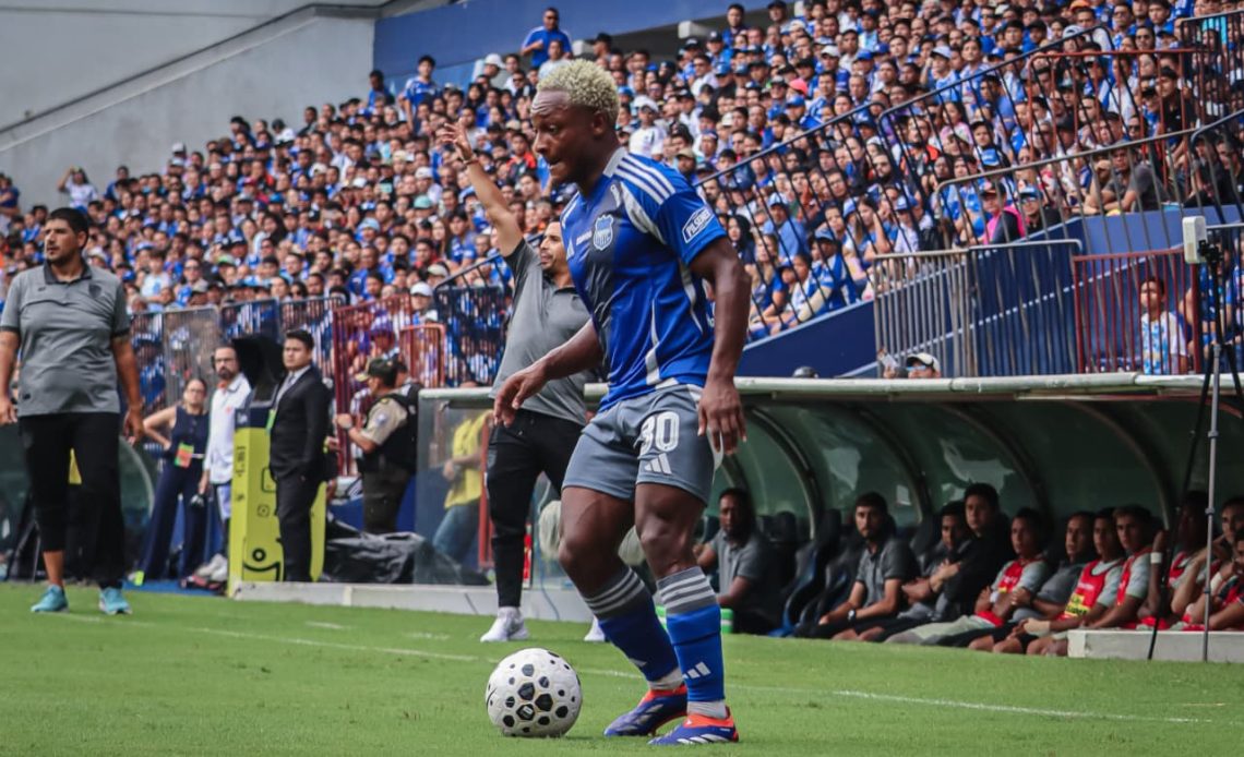 Emelec informó que Madison Mina sufrió una lesión muscular grado 2B y estará fuera de las canchas entre 4 y 5 semanas. Foto: Sidney Galarza