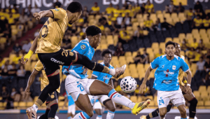 Barcelona igualó 1-1 ante Manta FC en el Monumental, en un partido con expulsiones y penales. El equipo amarillo pierde terreno en la tabla.