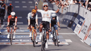 El ecuatoriano Jhonatan Narváez ganó la cuarta etapa del Giro de Italia tras imponerse en un emocionante sprint.