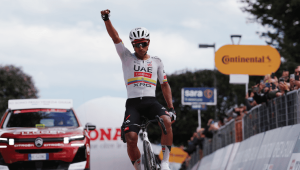 El ecuatoriano Jhonatan Narváez ganó la octava etapa del Giro de Italia 2026 tras una brillante escapada en solitario en la región de Marche.