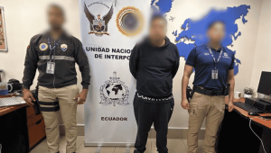 La Policía Nacional detuvo en el aeropuerto de Guayaquil a Darwin C., quien era requerido por la justicia ecuatoriana por presunta violación y registraba una notificación roja de INTERPOL.