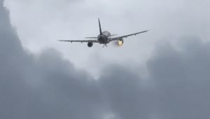 Un vuelo que cubría la ruta Quito–Cuenca aterrizó de emergencia en Guayaquil tras reportes de humo en una turbina.