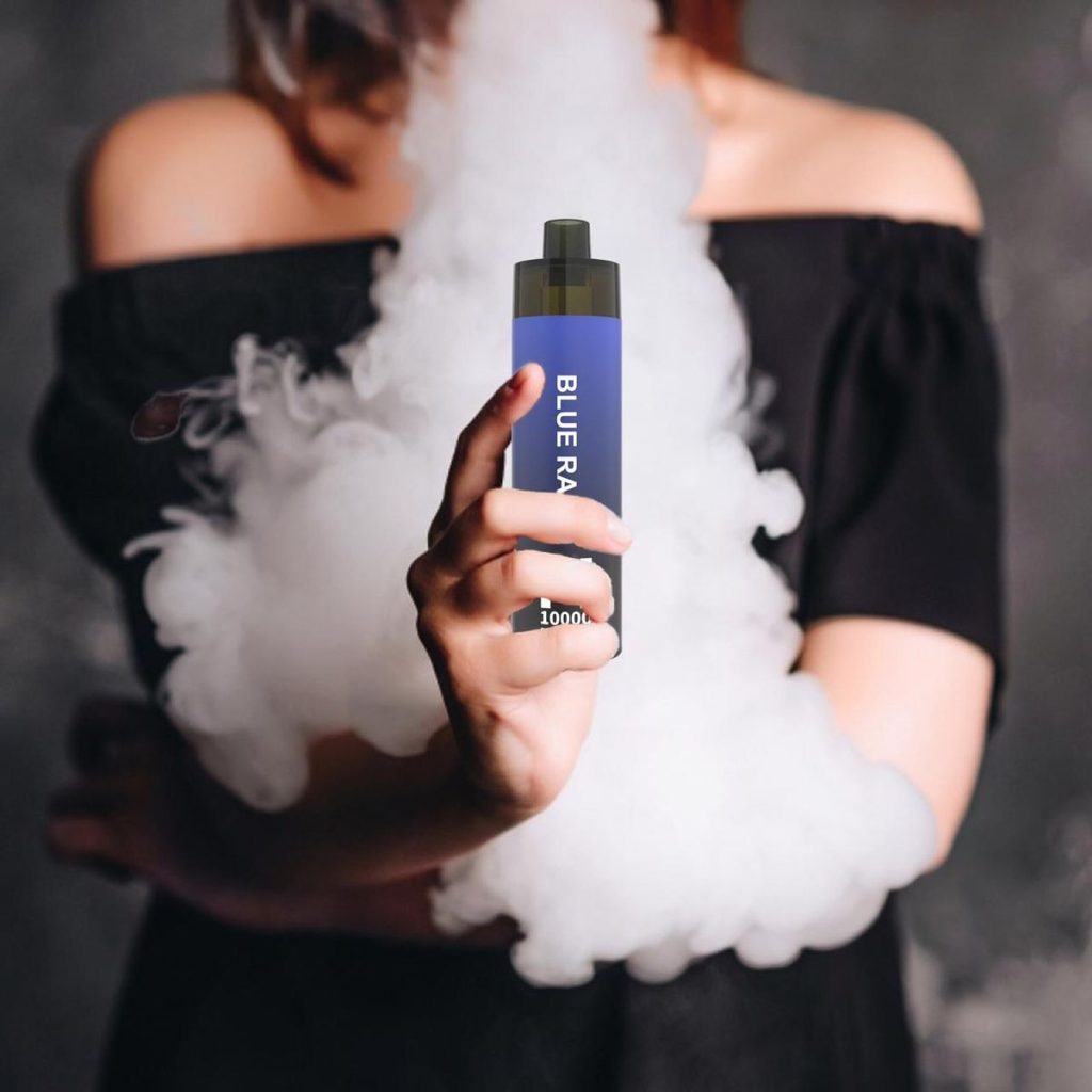 La industria del vapeo apunta a jóvenes con productos atractivos, sabores diversos y marketing en redes sociales.