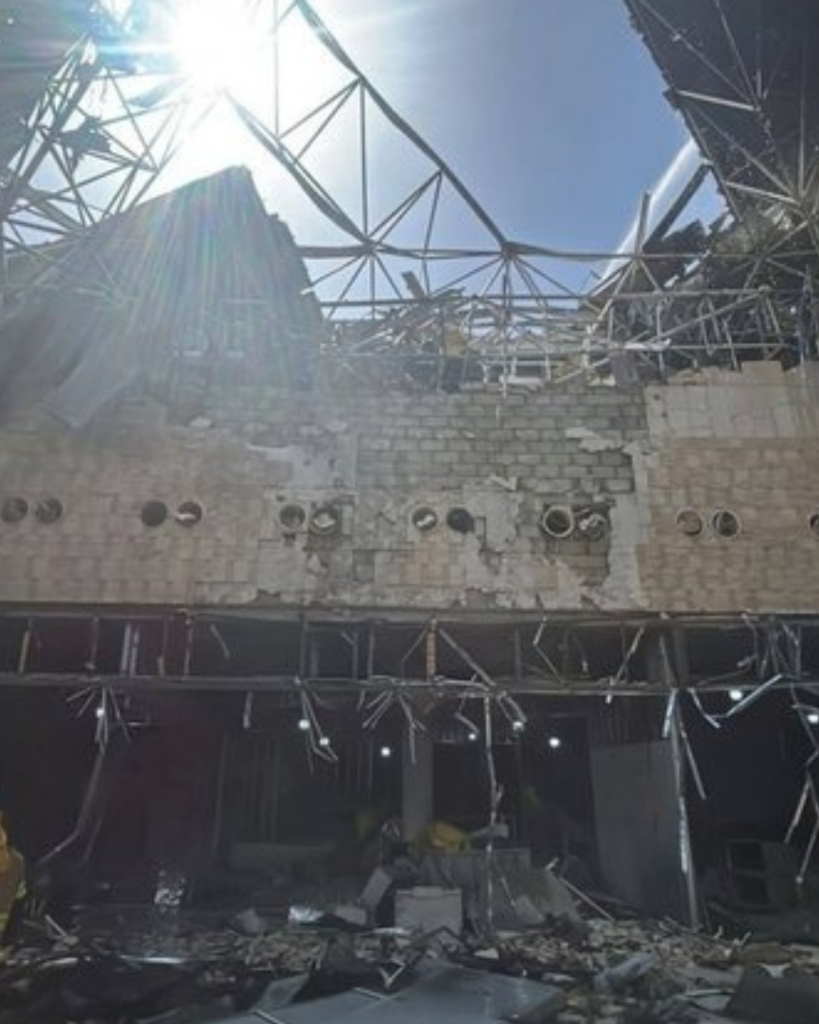 De acuerdo con el general de brigada Saud Abdulaziz Al Otaibi, portavoz del Ministerio de Defensa de Kuwait, varios vehículos aéreos no tripulados enemigos impactaron directamente contra el edificio de pasajeros.