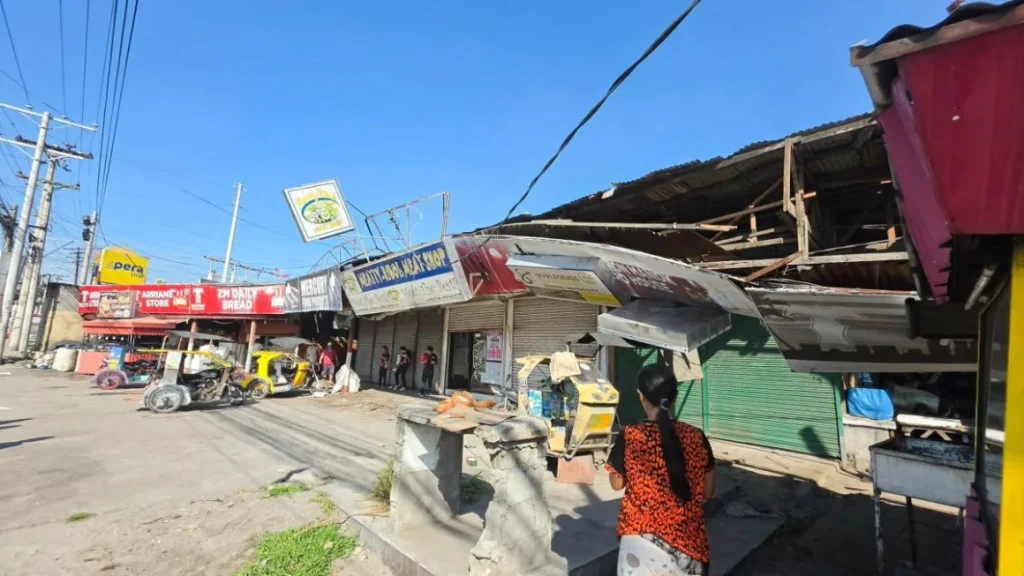Debido a la fuerza del impacto, las autoridades activaron alertas de tsunami en el sur de Filipinas.