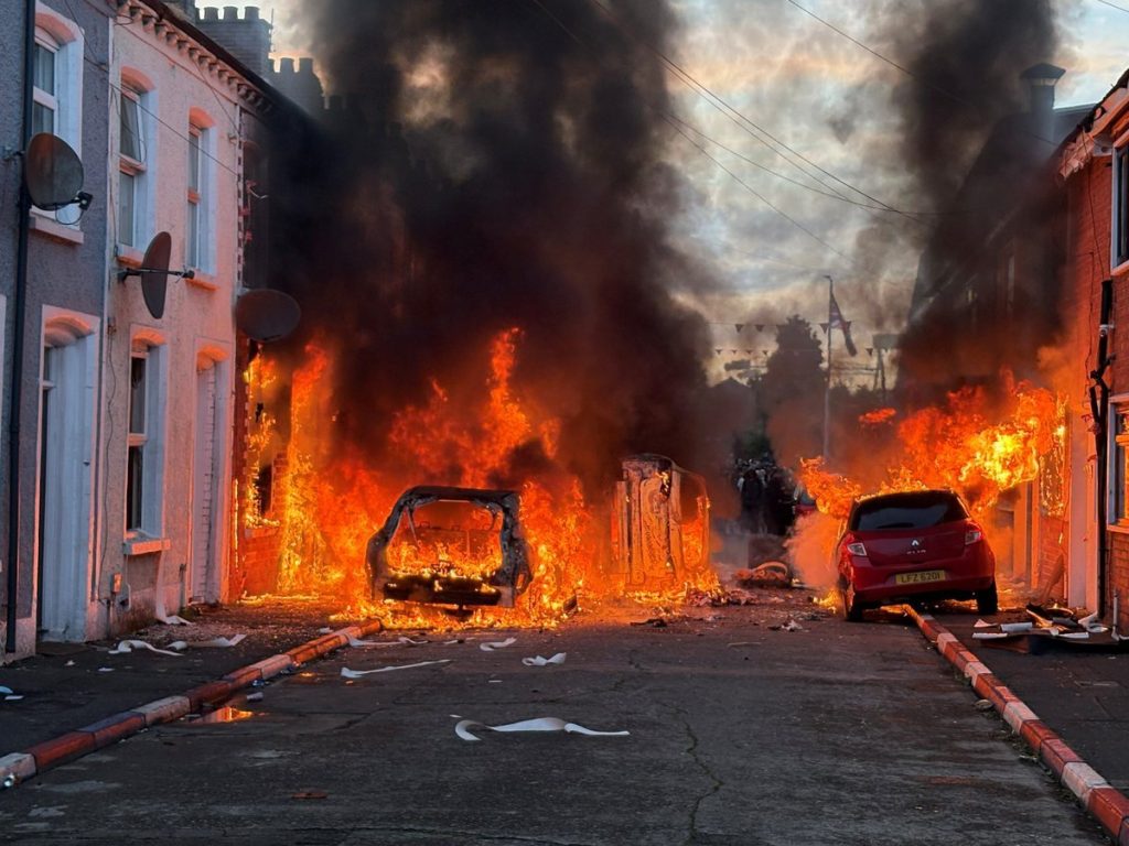 En medio de los disturbios, incendiaron vehículos, un autobús y varias barricadas.