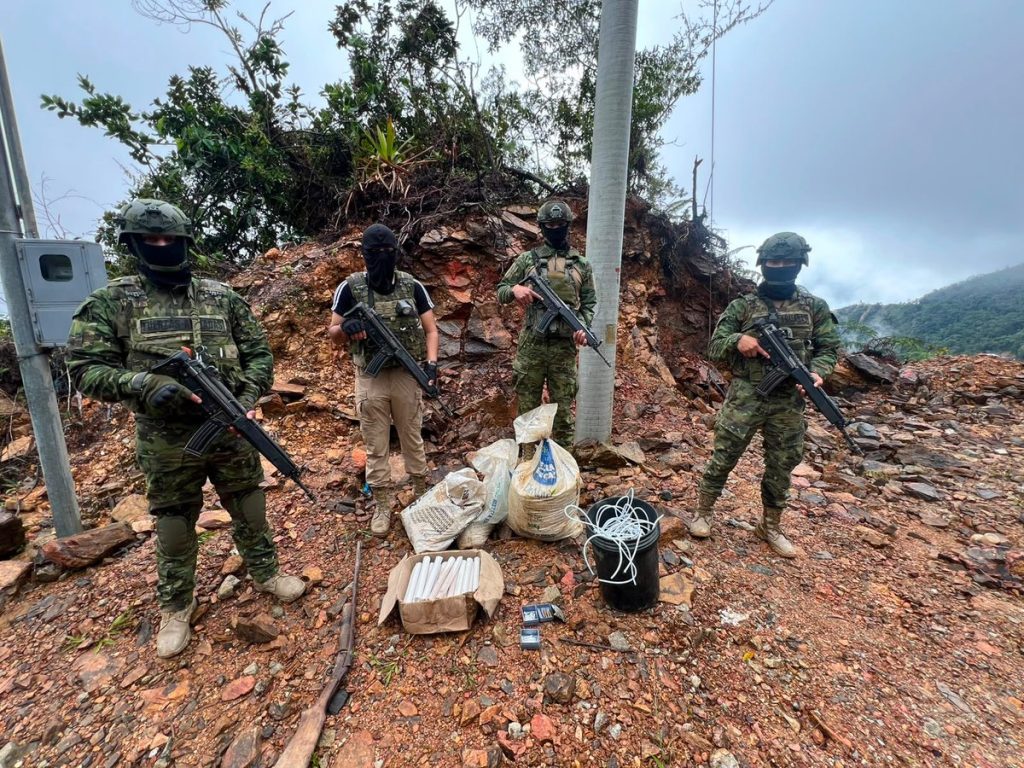 el personal militar procedió con la destrucción inmediata de toda la maquinaria, los explosivos y el material aurífero