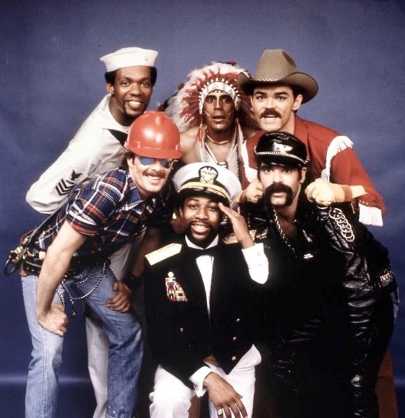 Village People alcanzó la cima durante el apogeo de la música disco gracias a su propuesta visual única, donde cada integrante personificaba un estereotipo diferente.