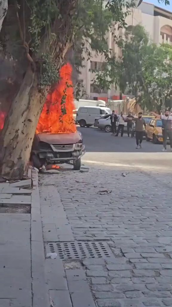los estallidos se produjeron apenas momentos antes de que la televisión estatal anunciara el arribo de Macron al palacio presidencial