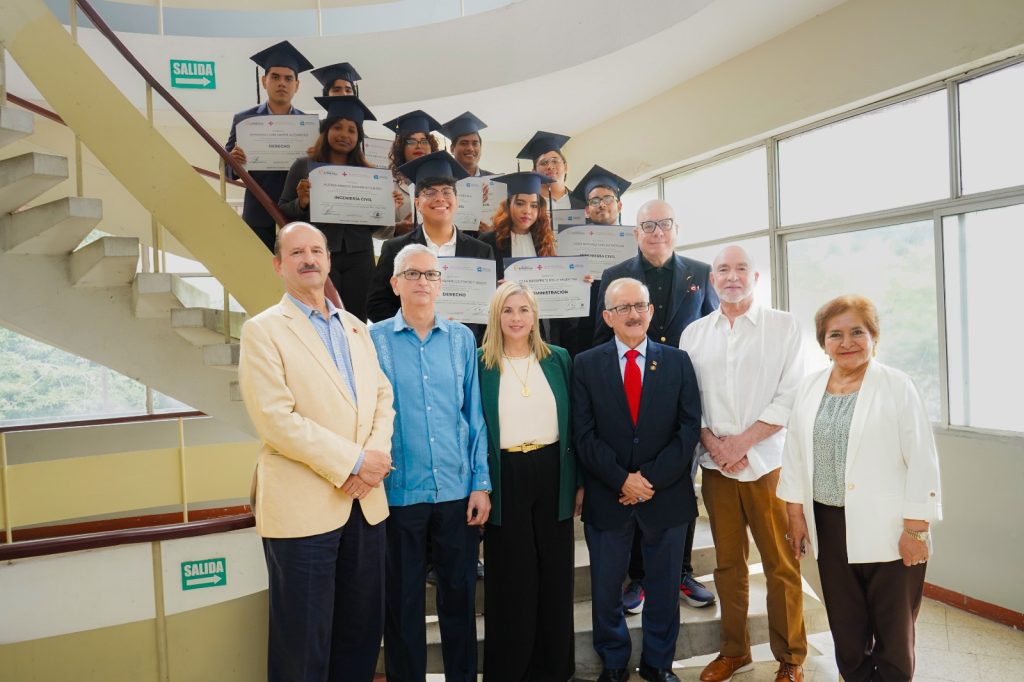 Los estudiantes de los últimos ciclos complementan su educación teórica dentro de un entorno laboral real.