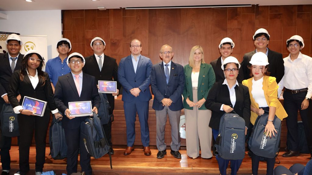 La constructora remunera económicamente estas prácticas preprofesionales y entrega a cada seleccionado un kit tecnológico y de seguridad.