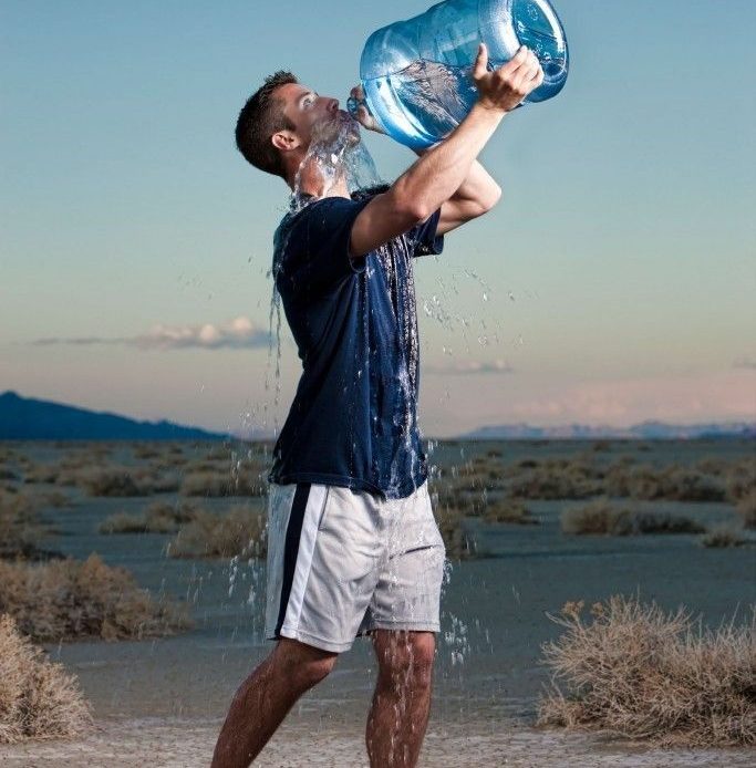 los profesionales de la salud sugieren incorporar la ingesta constante de agua como una herramienta preventiva