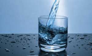 El acto de beber agua como posible mecanismo para reducir el estrés ha sido objeto de interés creciente entre investigadores y médicos