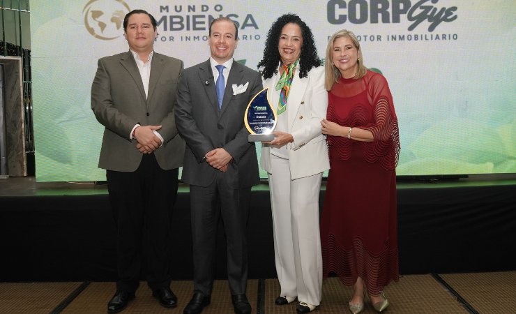 Alfredo Nuques, Vicepresidente de Gestión Estratégica de Ambiensa; Stefano Ferretti, CEO de Ambiensa; Dolores Prado, CEO de Holcim y Rhonda Cevallos, Vicepresidenta Ejecutiva de Ambiensa.