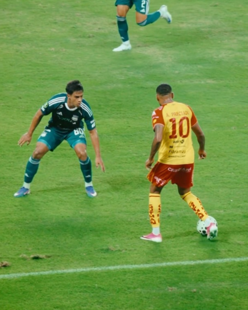Aucas controló la posesión de la pelota y generó peligro constante sobre la portería de Mario Valero.