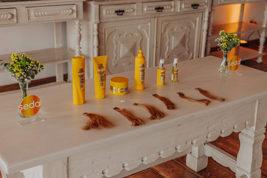 A diferencia de los productos convencionales que solo actúan en la superficie, esta fórmula reconstruye la textura del cabello desde el interior hacia el exterior, logrando un movimiento natural y fluido.