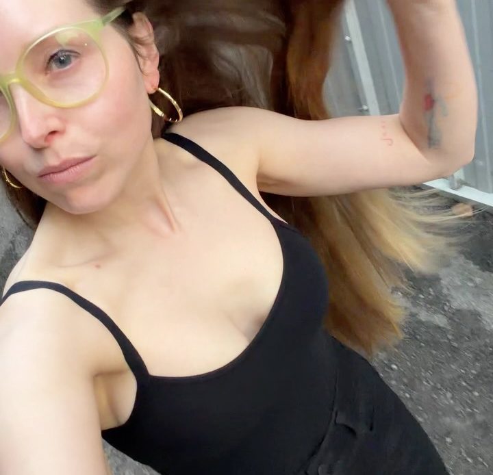 Por una tarifa de 6 dólares mensuales, sus suscriptores acceden a videos exclusivos donde ella simplemente cepilla su cabello