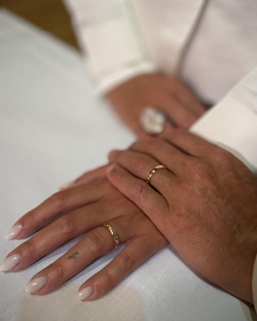 la pareja puso fin a los constantes rumores con una fotografía que mostraba sus anillos de boda